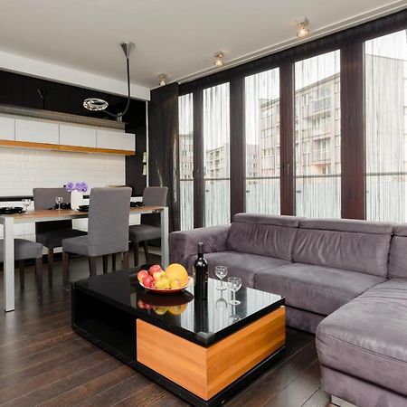 Warsaw Srodmiescie Riverside Three-Bedroom Apartment By Renters מראה חיצוני תמונה